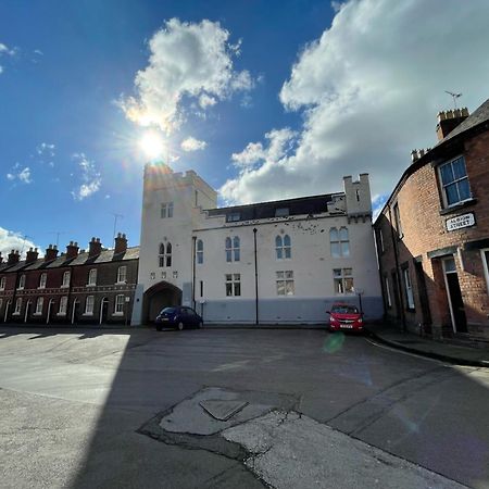 Chester Stays - Best Value Apartment With Free Parking In The Heart Of Chester Bagian luar foto