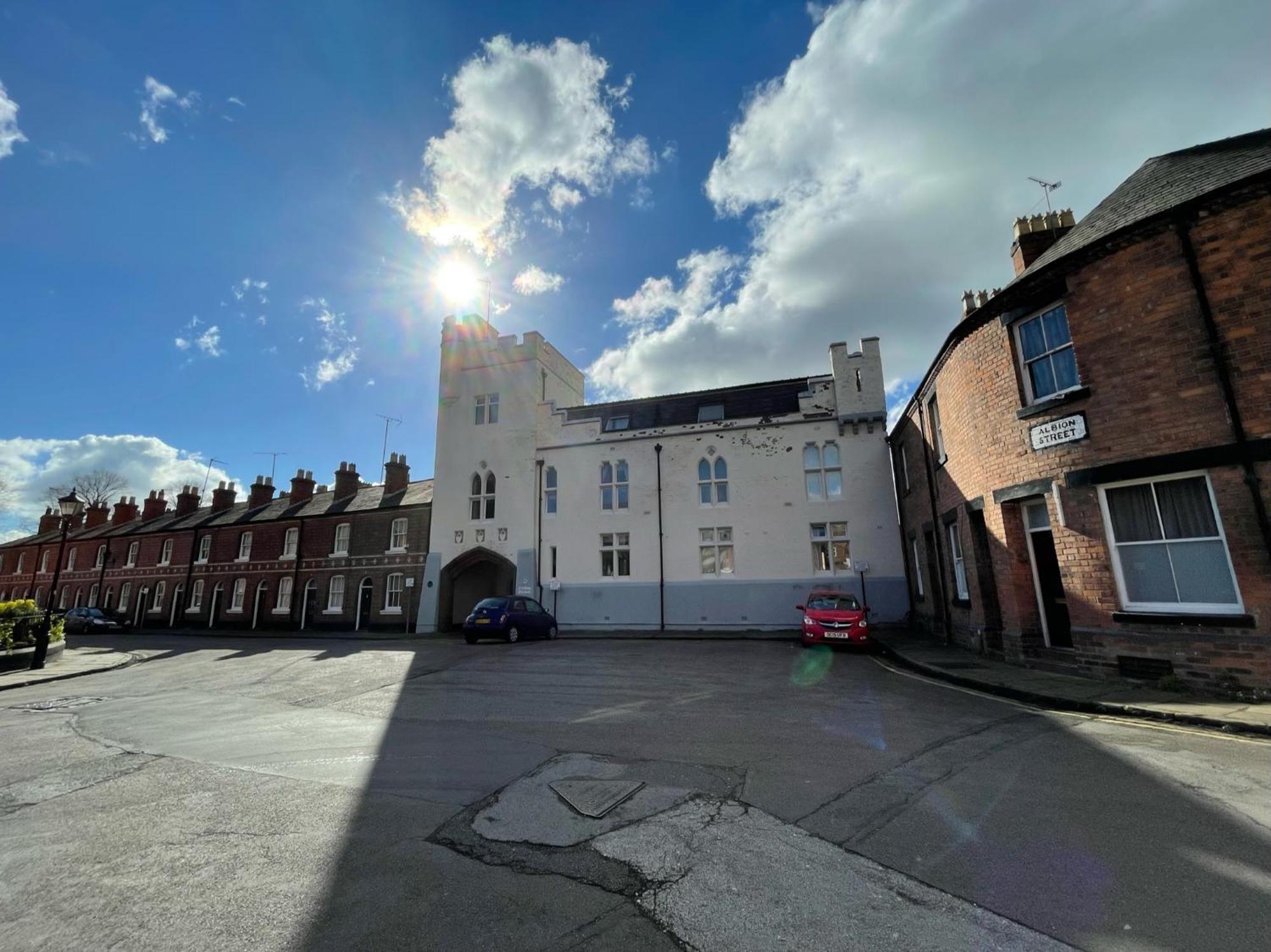 Chester Stays - Best Value Apartment With Free Parking In The Heart Of Chester Bagian luar foto